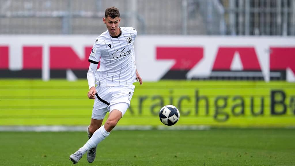 Benedikt Wimmer am Ball für den SV Sandhausen.