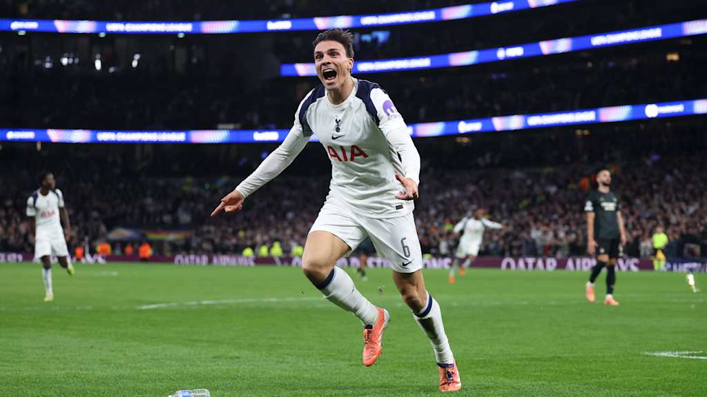 João Palhinha jubelt im Trikot von Tottenham Hotspur.
