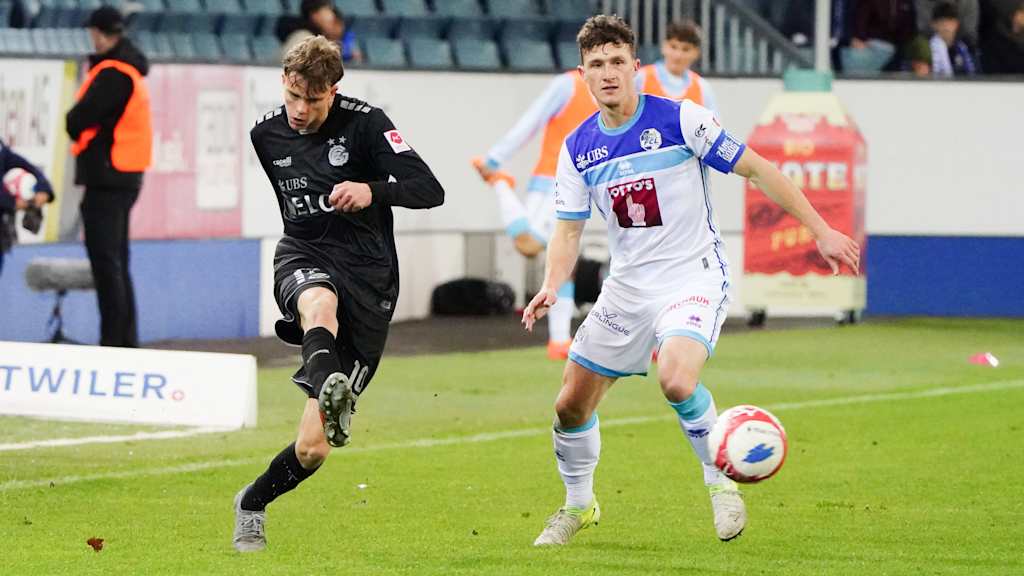 Grasshopper Zürichs Jonathan Asp Jensen bei einem Schussversuch.