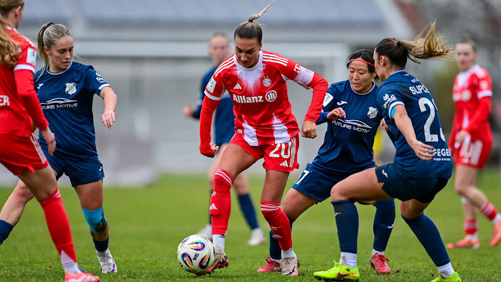 FC Bayern Frauen II Kapitänin Jana Kappes im Zweikampf.