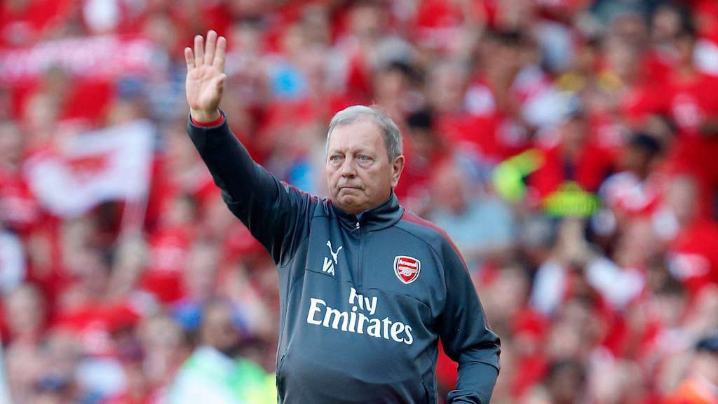 Vic Akers winkt im Dress des FC Arsenal bei seiner Verabschiedung.