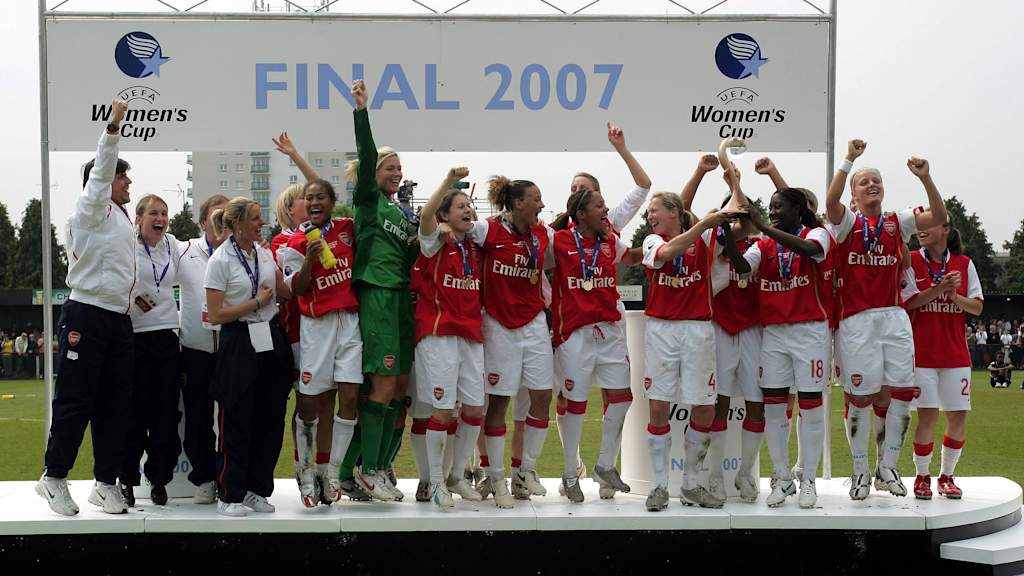 Arsenal bejubelt den Gewinn des Women's Cup 2007.