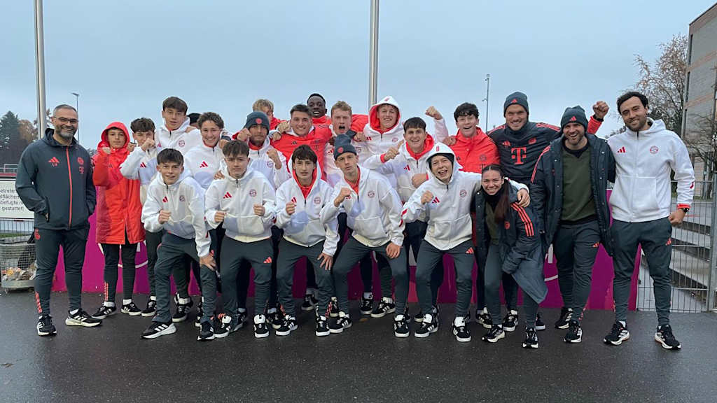 Die U16 des FC Bayern jubelt für ein Gruppenfoto.