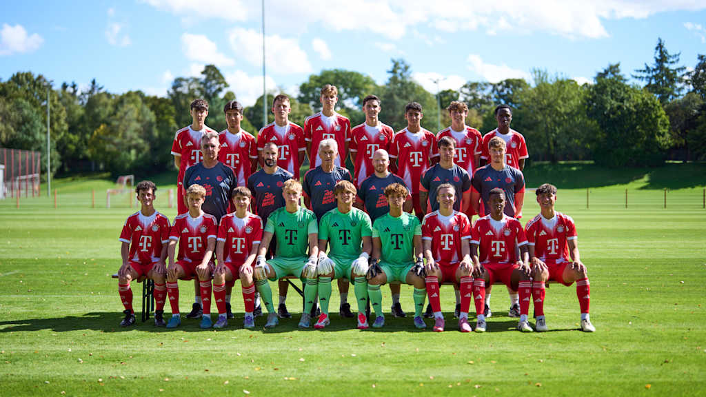 Mannschaftsfoto der FC Bayern Spieler für die Global Academy Saison