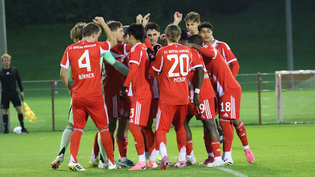 Die Spieler des FC Bayern freuen sich gemeinsam über ein Tor.