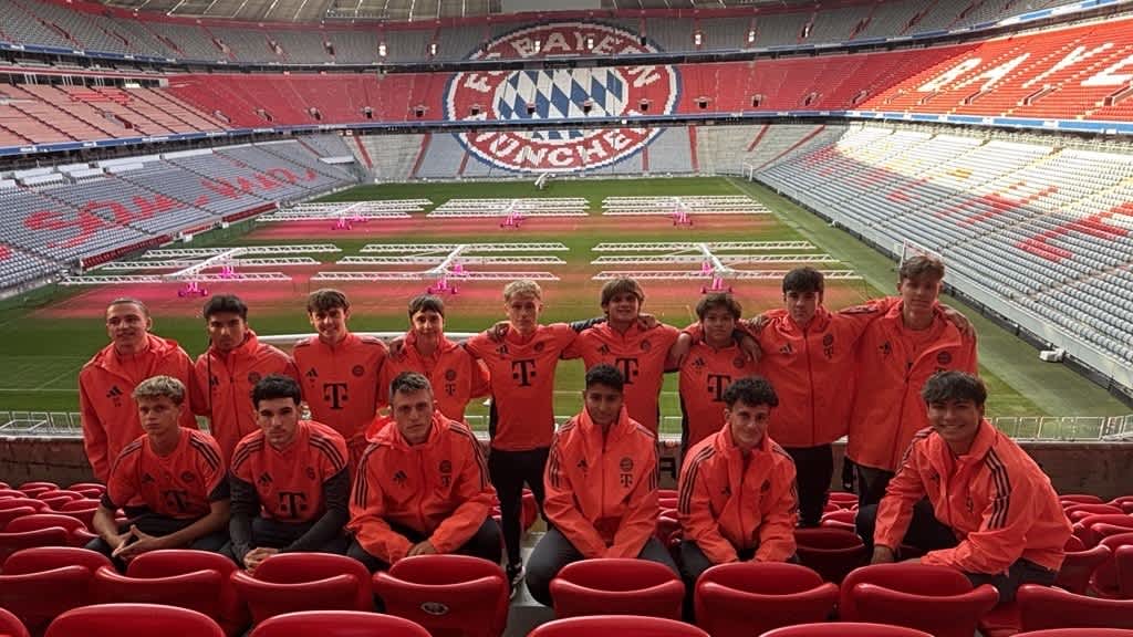 Gruppenbild der FC Bayern Global Academy Spieler in der Allianz Arena