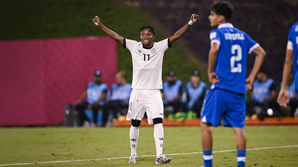 Wisdom Mike jubelt im Trikot der Deutschen U17-Nationalelf.