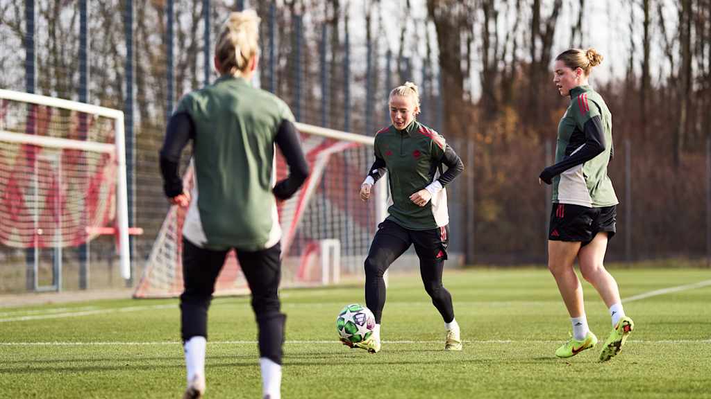 Lea Schüller während des Abschlusstrainings der FC Bayern Frauen vor Arsenal.