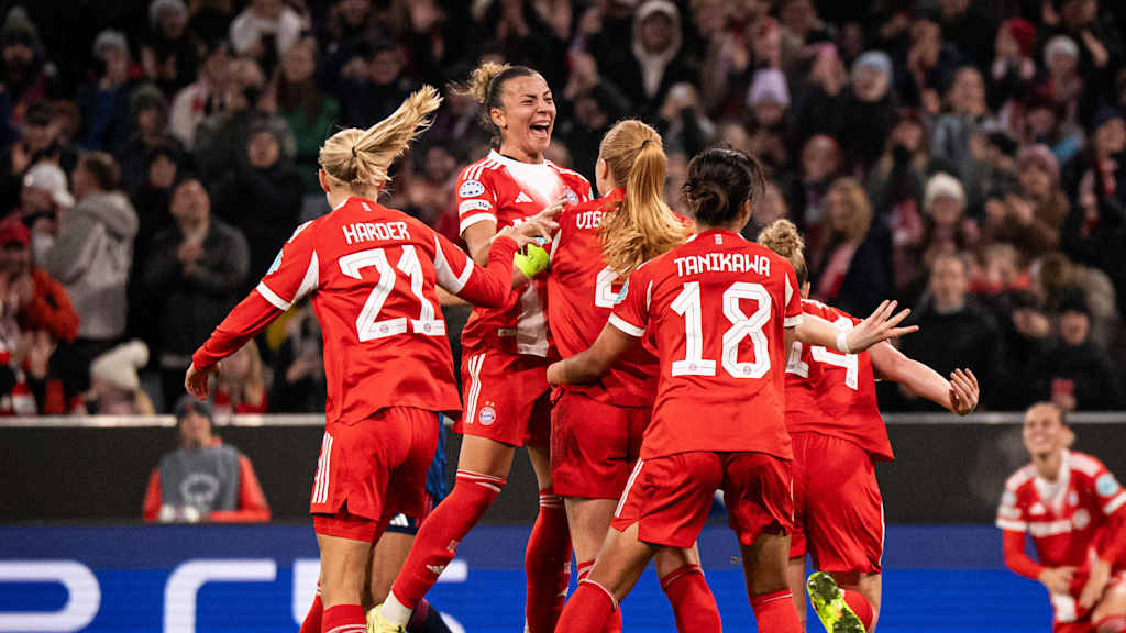 Die FC Bayern Frauen bejubeln den Sieg über Arsenal.