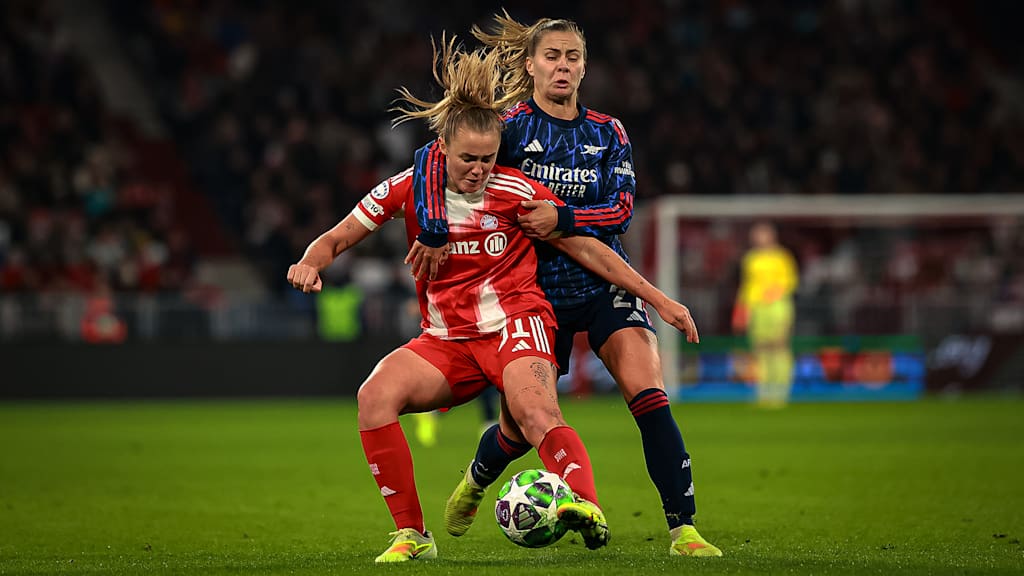 Georgia Stanway im Zweikampf während des Heimspiels der FC Bayern Frauen in der UEFA Women’s Champions League gegen den FC Arsenal