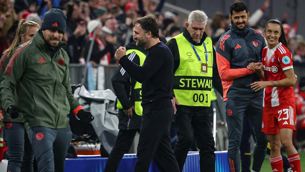 José Barcala jubelt während des Heimspiels der FC Bayern Frauen in der UEFA Women’s Champions League gegen den FC Arsenal