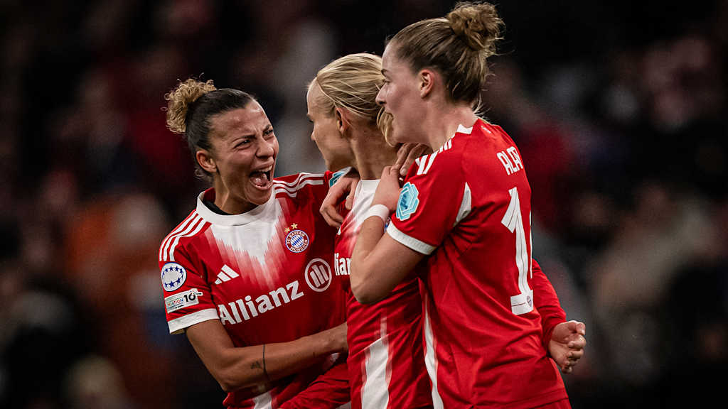 Arianna Caruso, Pernille Harder und Alara jubeln zusammen während des Heimspiels der FC Bayern Frauen in der UEFA Women’s Champions League gegen den FC Arsenal