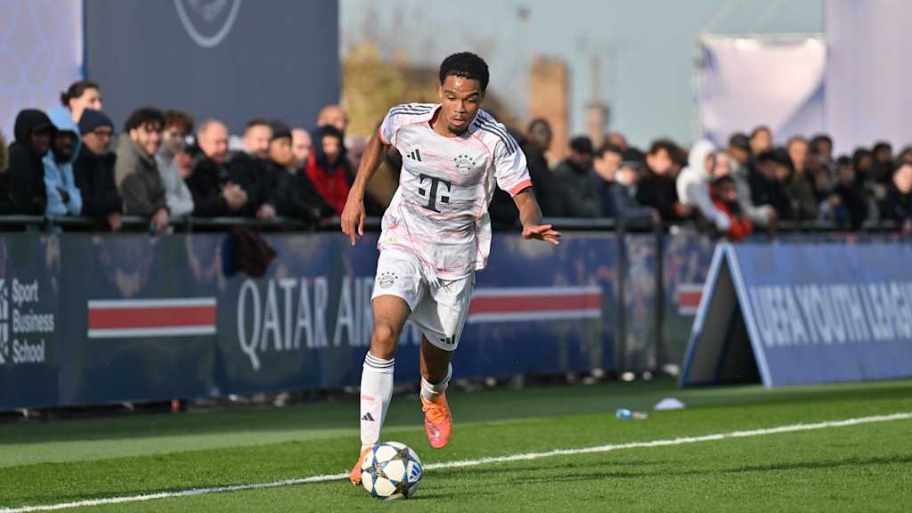 Chivano Wijks führt den Ball am Fuß.