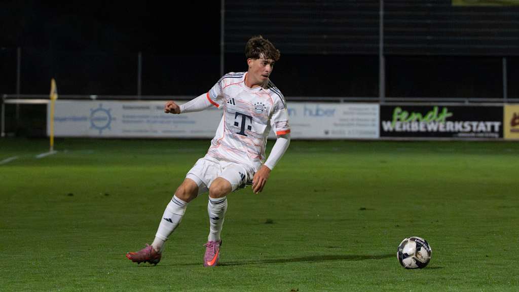 Maximilian Schuhbauer führt den Ball am Fuß.