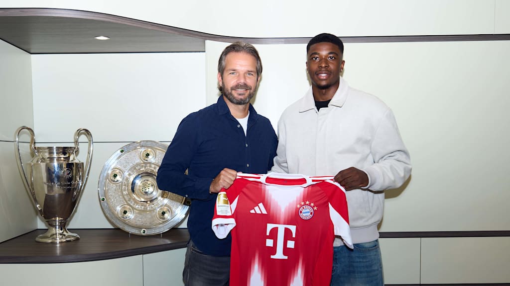 Flo Zahn (li.) und Allen Junior Lambe (re.) halten ein Trikot hoch.