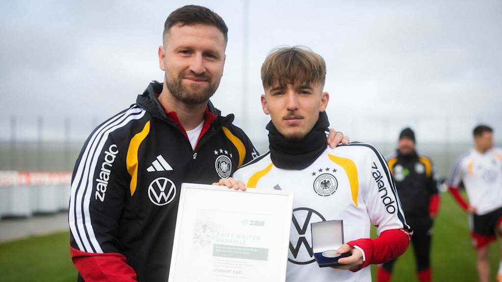 Lennart Karl bekommt von Shkodran Mustafi die Fritz-Walter-Medaille in Silber überreicht.