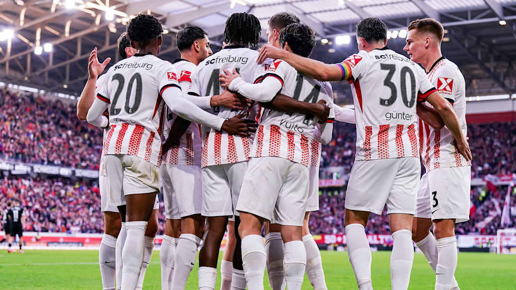 Freiburger Spieler jubeln gemeinsam nach einem Tor in der Bundesliga