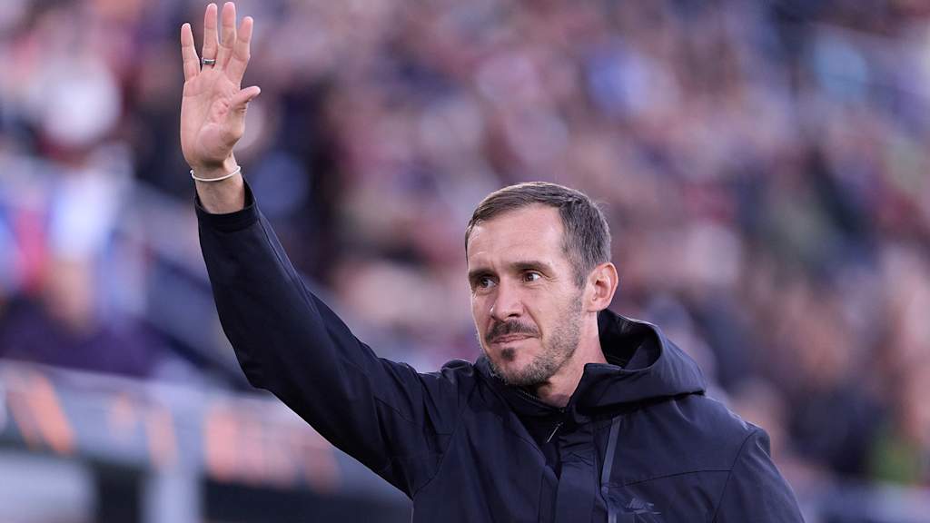 Freiburgs Trainer Julian Schuster hebt die Hand zum Gruß