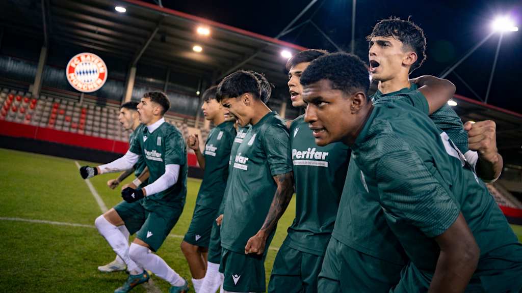 Die Mannschaft von Racing Montevideo jubelt, im Hintergrund das FC Bayern-Logo