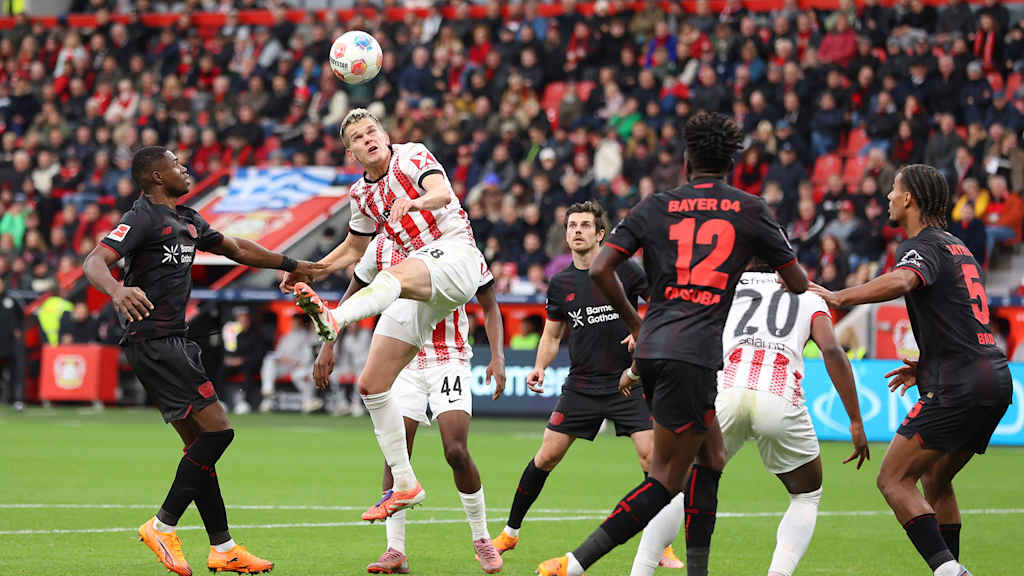 Kopfball von Matthias Ginter (SC Freiburg, 28) im Spiel Bayer Leverkusen gegen SC Freiburg