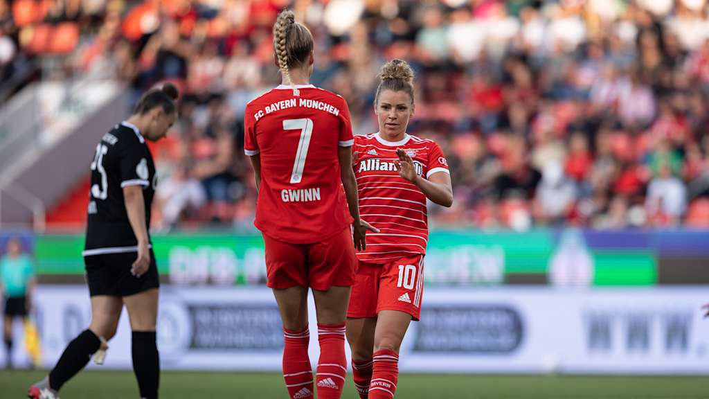 Giulia Gwinn und Linda Dallmann bejubeln ein Tor im Pokalspiel gegen den FC Ingolstadt.