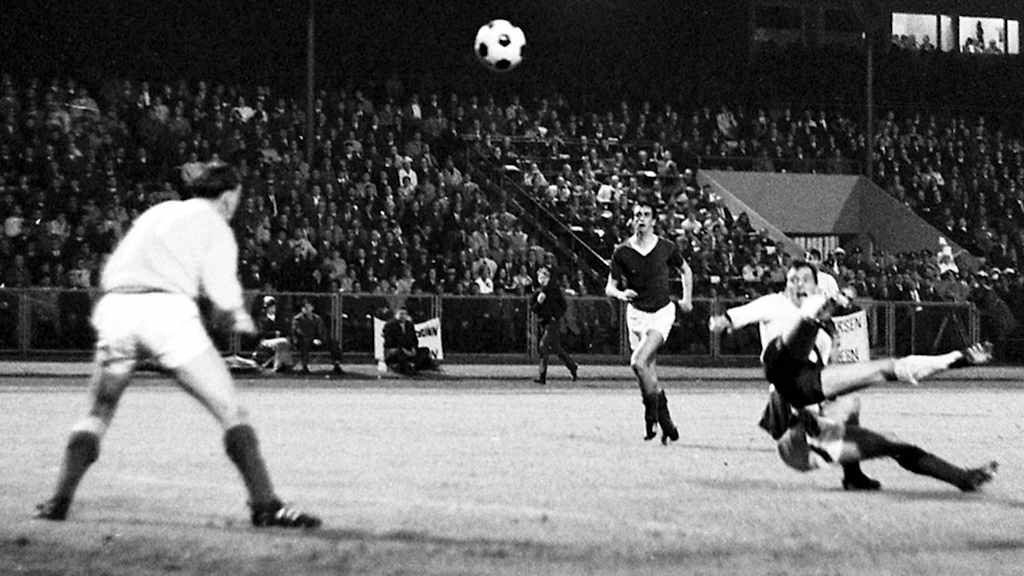 Ein Schrei, ein Tor, die Bayern! Franz „Bulle“ Roth schießt uns 1967 zum ersten Europacup-Sieg.