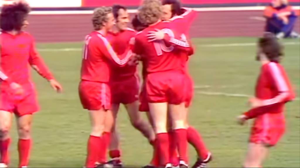 Die Bayern-Prominenz feiert Torschütze Franz Beckenbauer, mit Paul Breitner, Wipf Dürnberger, Bulle Roth und Uli Hoeneß.