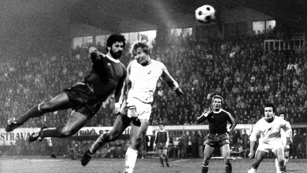 Der Bomber als Hubschrauber, als Herr der Lüfte, bei seinem Tor des Jahres 1976.