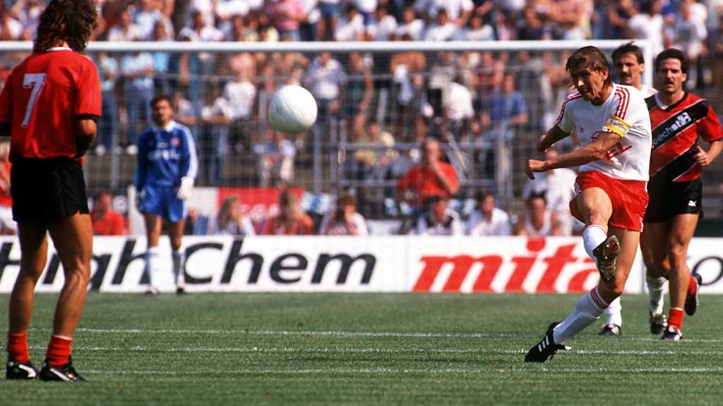 Dann macht er Bumm: Klaus Augenthaler trifft 1989 gegen Frankfurt von der Mittellinie.