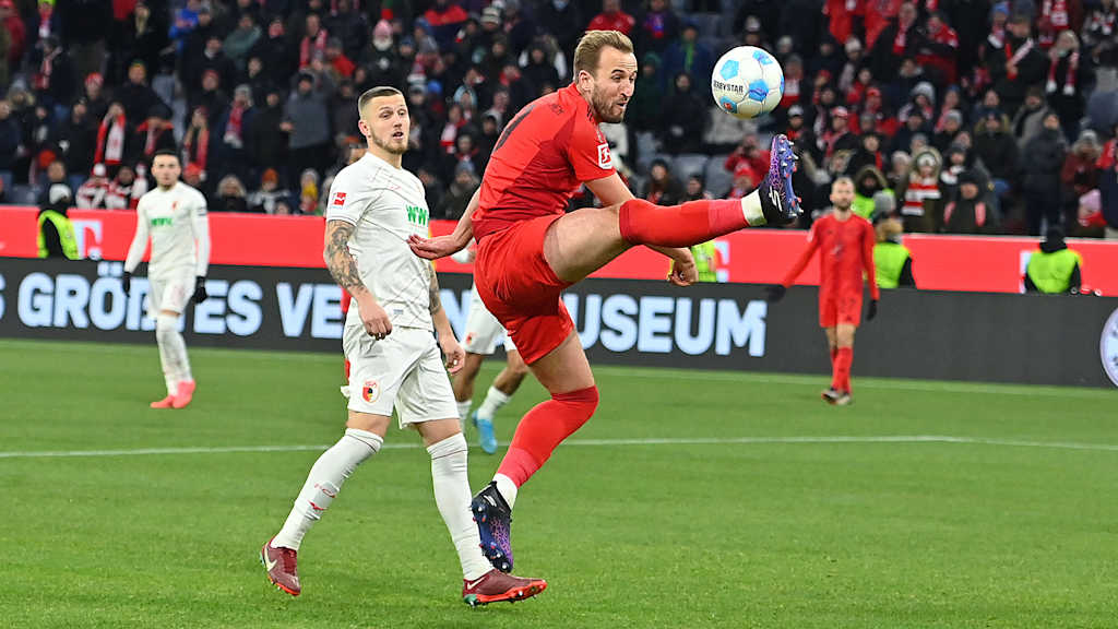 Das Bundesliga-Logo, bloß in echt: Harry Kane und sein Tor des Jahres 2024.