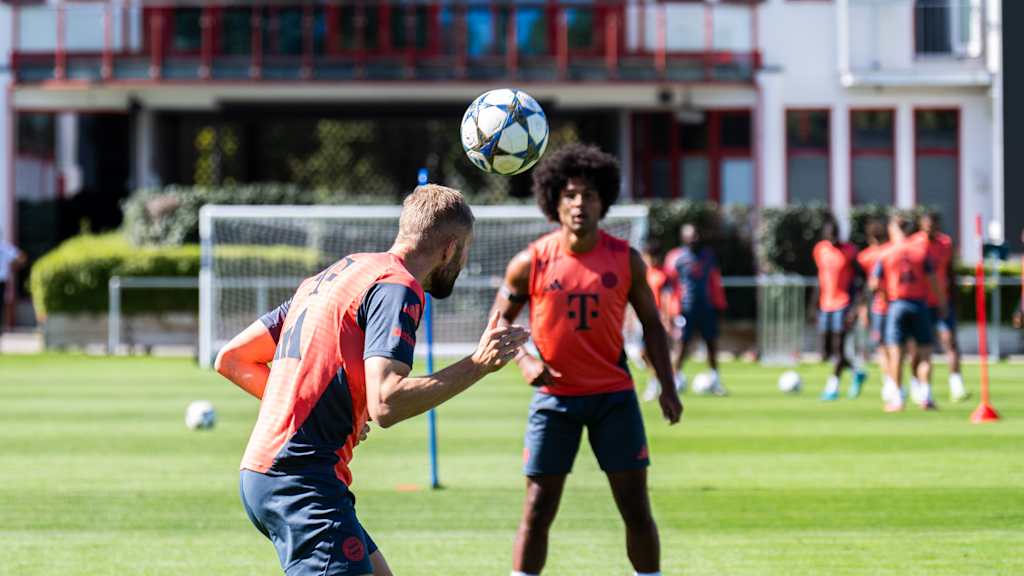 Serge Gnabry und Konrad Laimer spielen Fußball.