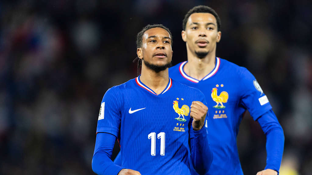 Michael Olise jubelt mit Hugo Ekitiké im blauen Frankreich-Trikot