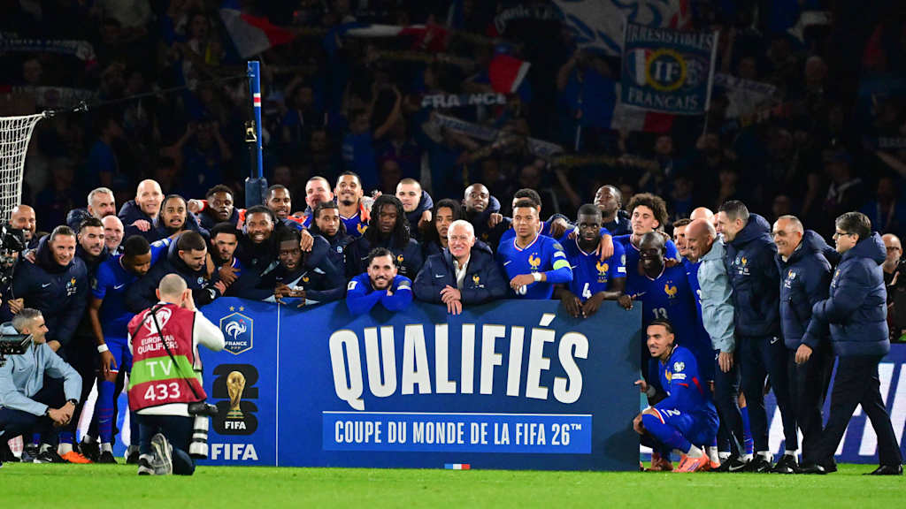 Die französische Nationalmannschaft jubelt vor der Kurve.