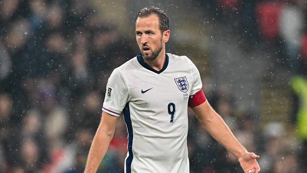 Harry Kane im Regen im weißen England-Trikot.