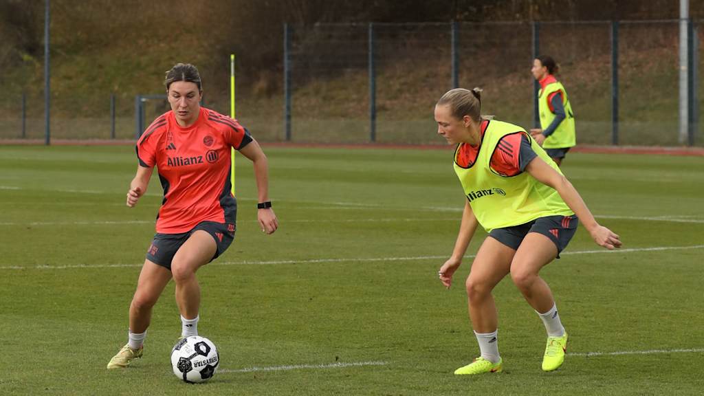 Barbara Dunst und Magdalena Eriksson während einer Trainingseinheit am FC Bayern Campus.
