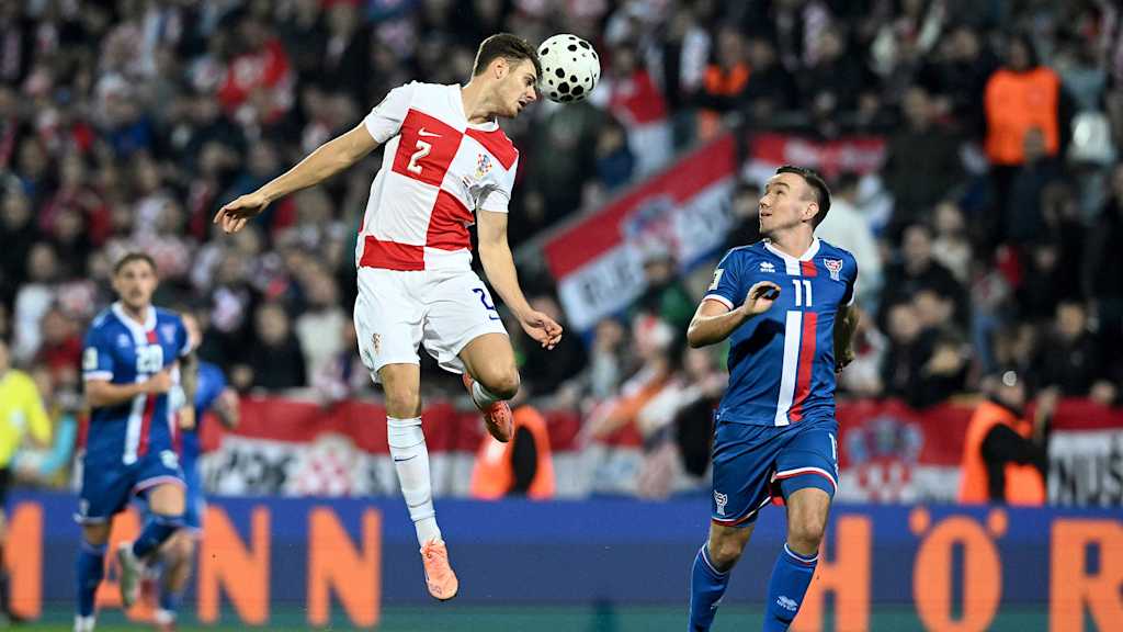 Josip Stanisic beim Kopfball im Länderspiel Kroatien gegen Faröer