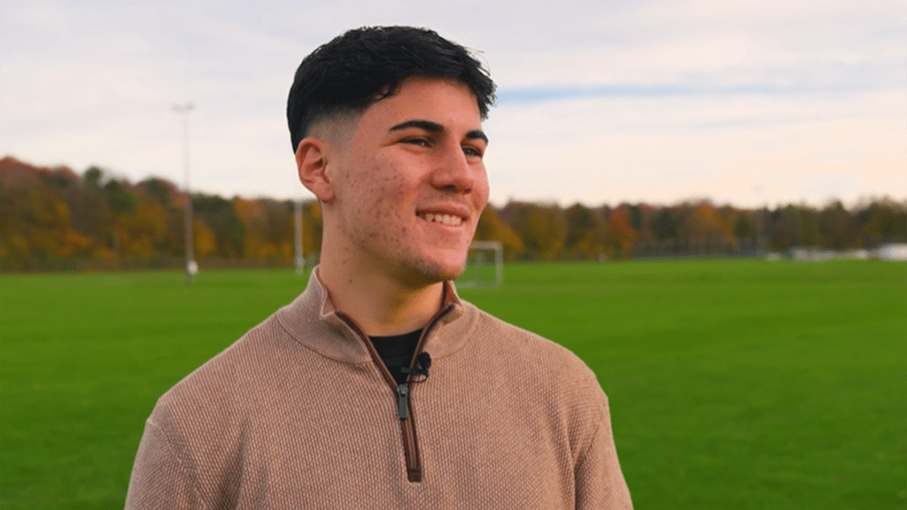 Felipe Chavez steht auf einem Trainingsplatz in Augsburg.