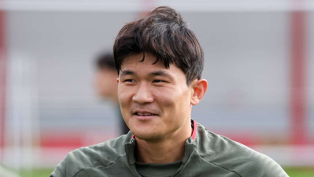 Minjae Kim lächelt während eines Trainings des FC Bayern.