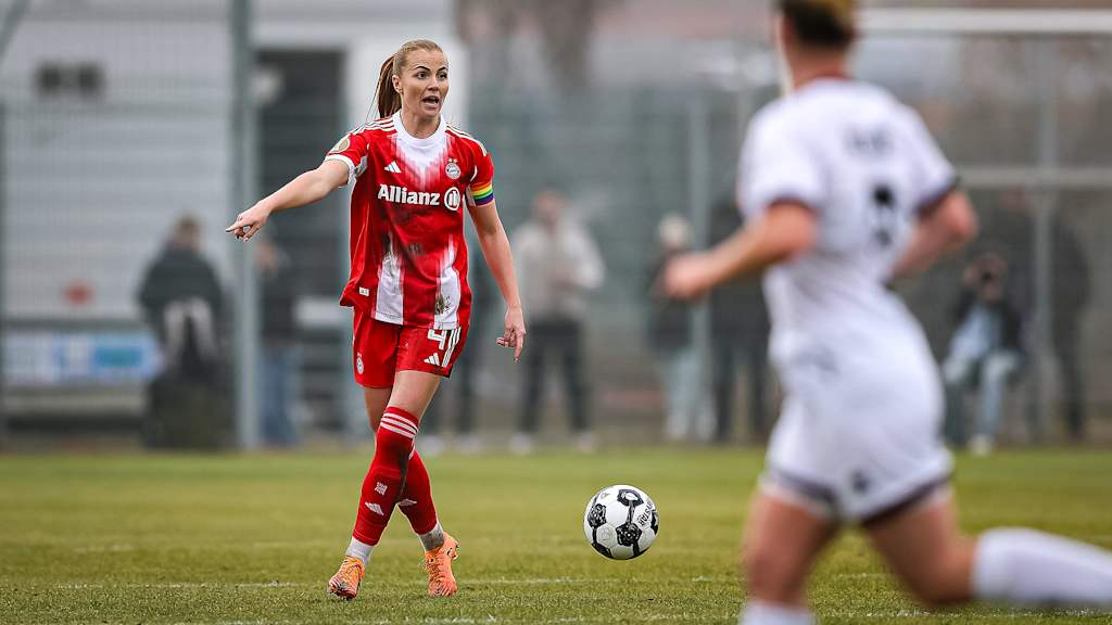 Glódís Perla Viggósdóttir gibt die Richtung vor während des Auswärtsspiels der FC Bayern Frauen im DFB-Pokal-Achtelfinale beim FC Ingolstadt 04