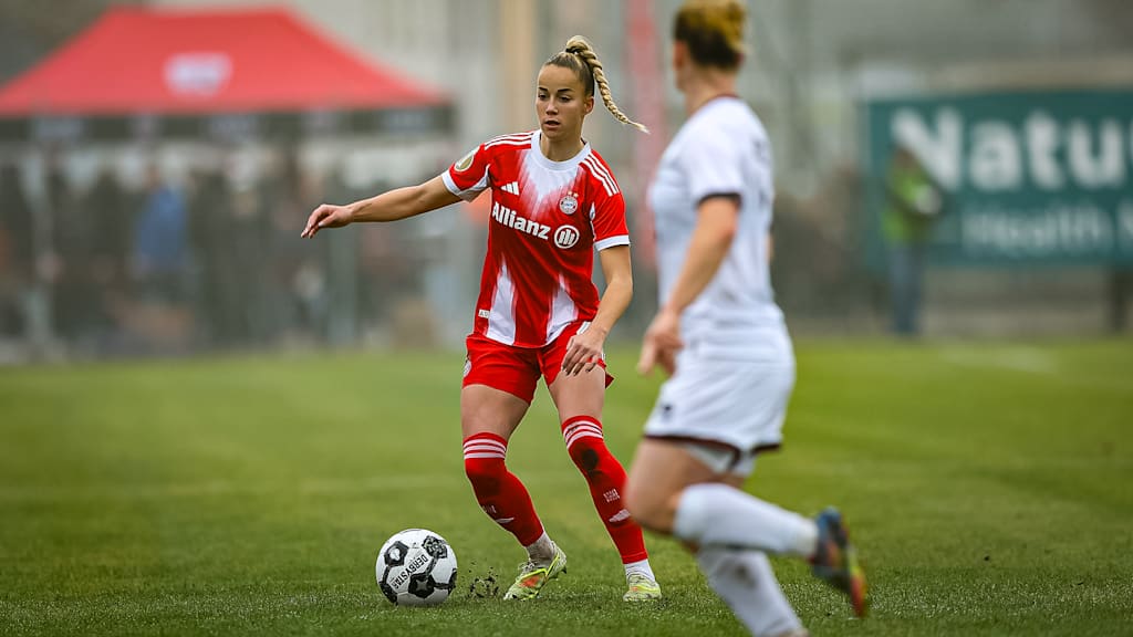 Giulia Gwinn im Dribbling während des Auswärtsspiels der FC Bayern Frauen im DFB-Pokal-Achtelfinale beim FC Ingolstadt 04