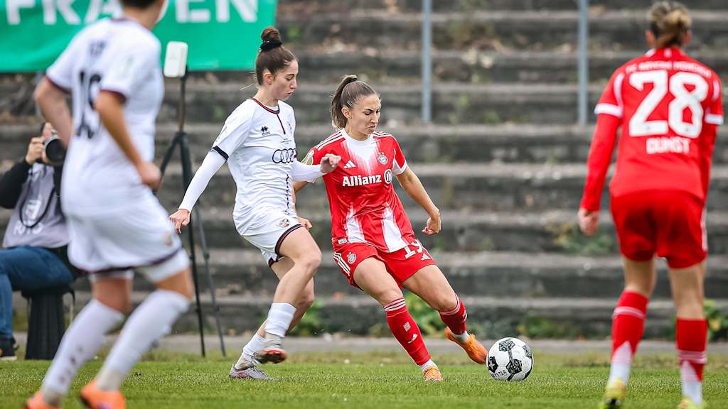 Katharina Naschenweng im Zweikampf während des Auswärtsspiels der FC Bayern Frauen im DFB-Pokal-Achtelfinale beim FC Ingolstadt 04