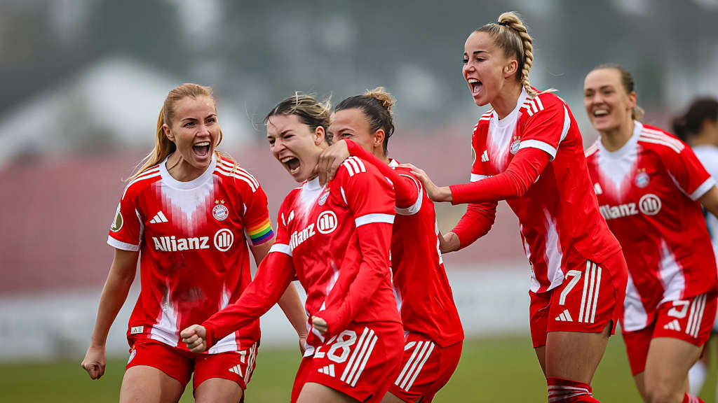 Barbara Dunst, Giulia Gwinn und Co. jubeln vor während des Auswärtsspiels der FC Bayern Frauen im DFB-Pokal-Achtelfinale beim FC Ingolstadt 04