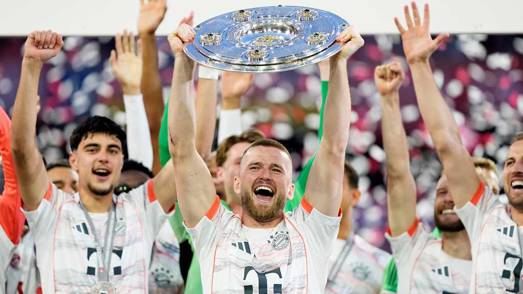 Eric Dier reckt die Meisterschale in die Höhe.