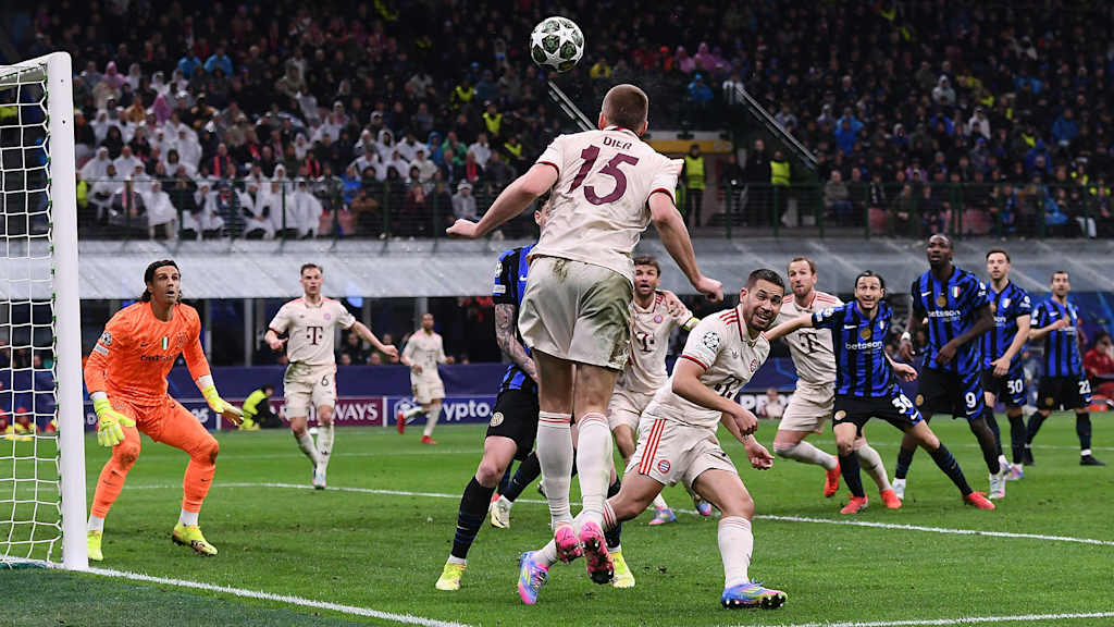 Eric Dier köpft den Ball im Champions League-Spiel des FC Bayern bei Inter Mailand.