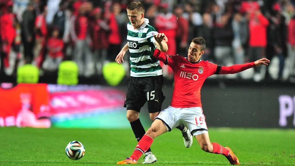 Eric Dier führt einen Zweikampf in einem Spiel von Sporting Lissabon.