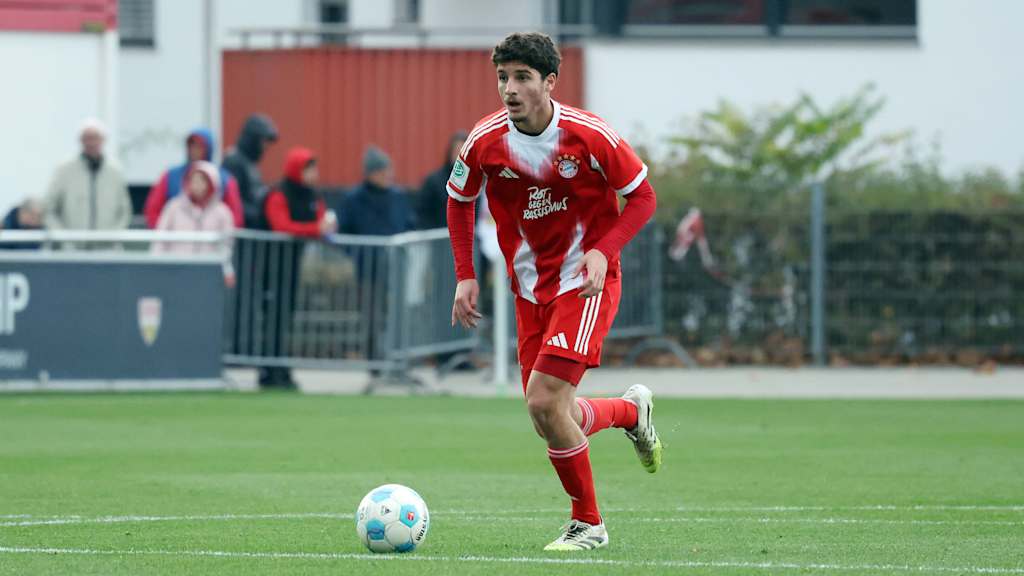 Nderim Zogaj dribbelt im Trikot der U17 des FC Bayern München.