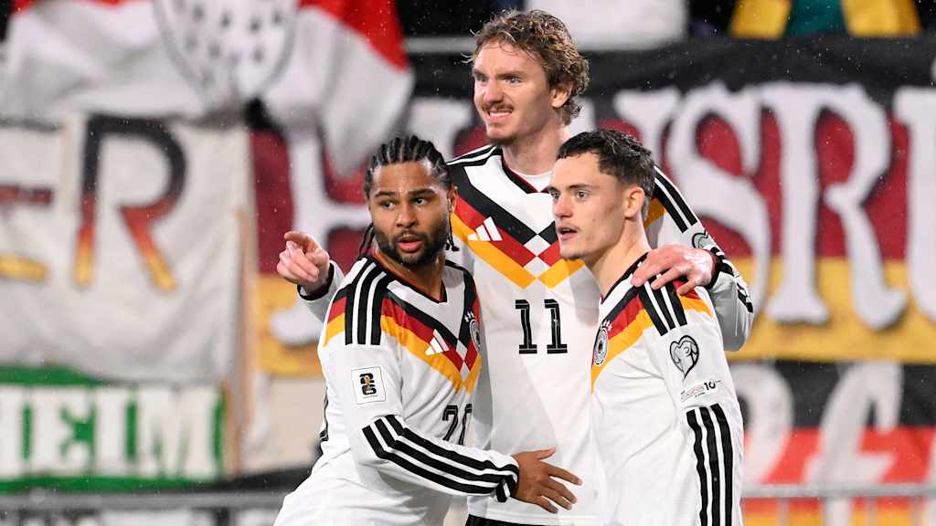 Serge Gnabry jubelt mit Nick Woltemade und Florian Wirtz beim DFB-Sieg in Luxemburg