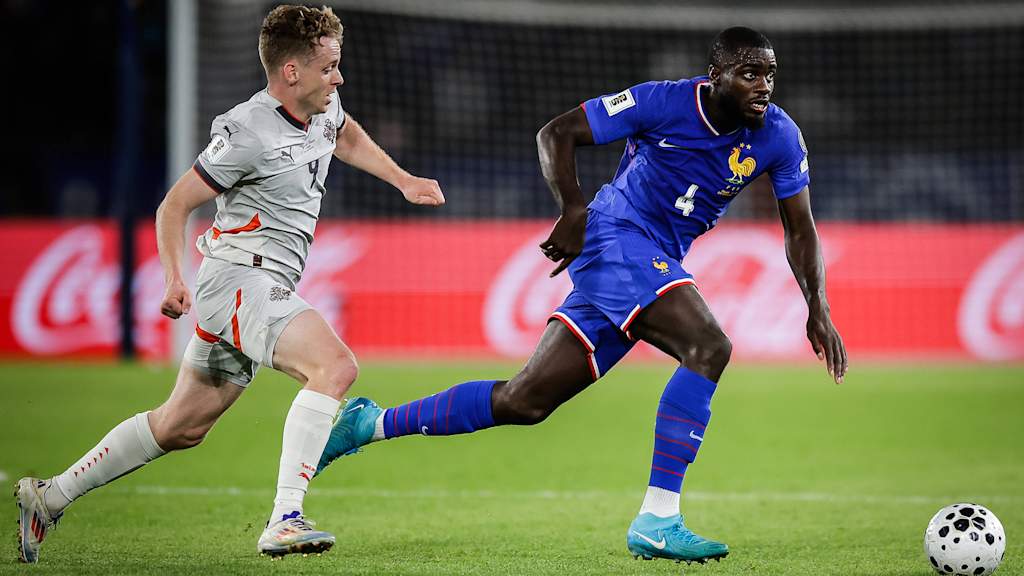 Dayot Upamecano am Ball im Länderspiel der Franzosen gegen Island.