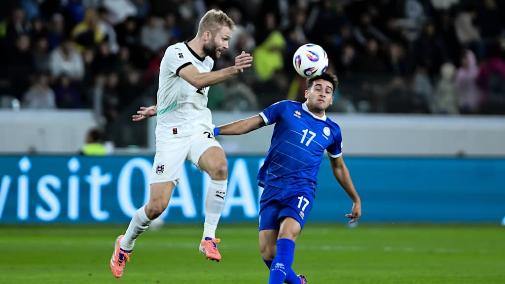 Konrad Laimer führt einen Zweikampf im Spiel zwischen Österreich und Zypern.
