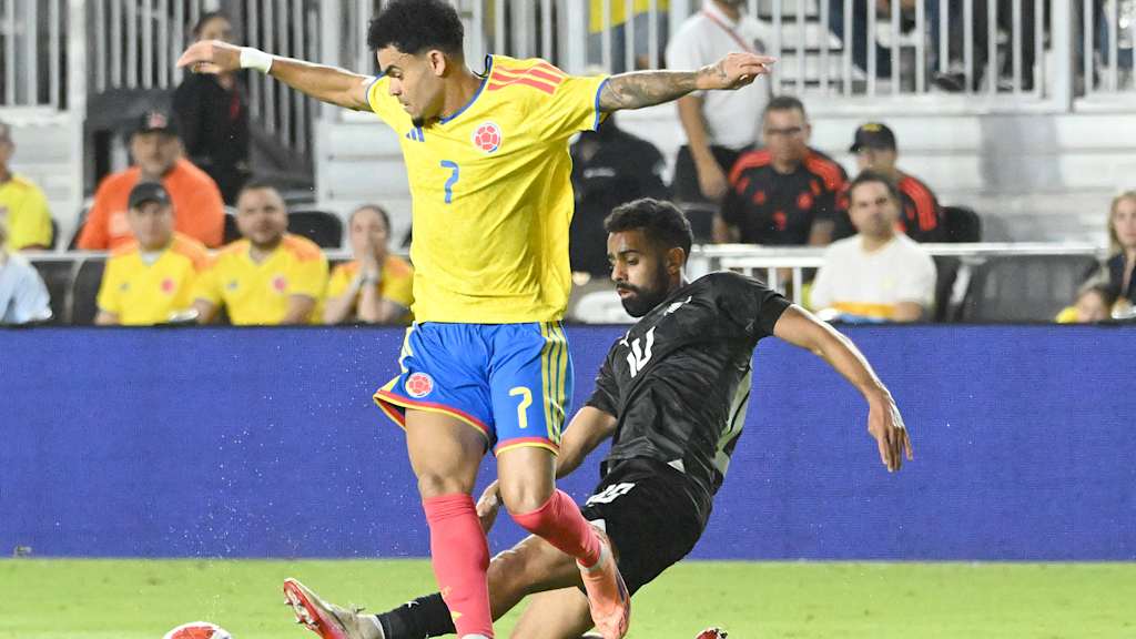 Luis Diaz führt einen Zweikampf gegen Sarpreet Singh im Spiel zwischen Kolumbien und Neuseeland.